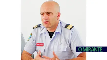 Bombeiros e comandante fazem negócios com transporte de doentes