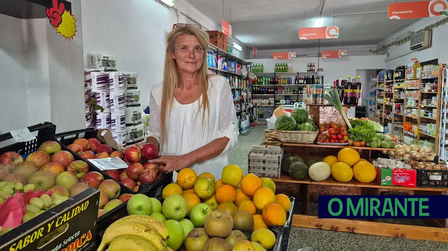 Laura Cruz mantém no Porto Alto um minimercado com quase meio século