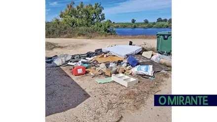 Colchões, sofás e restos de podas transformam espaços públicos em lixeiras na Chamusca