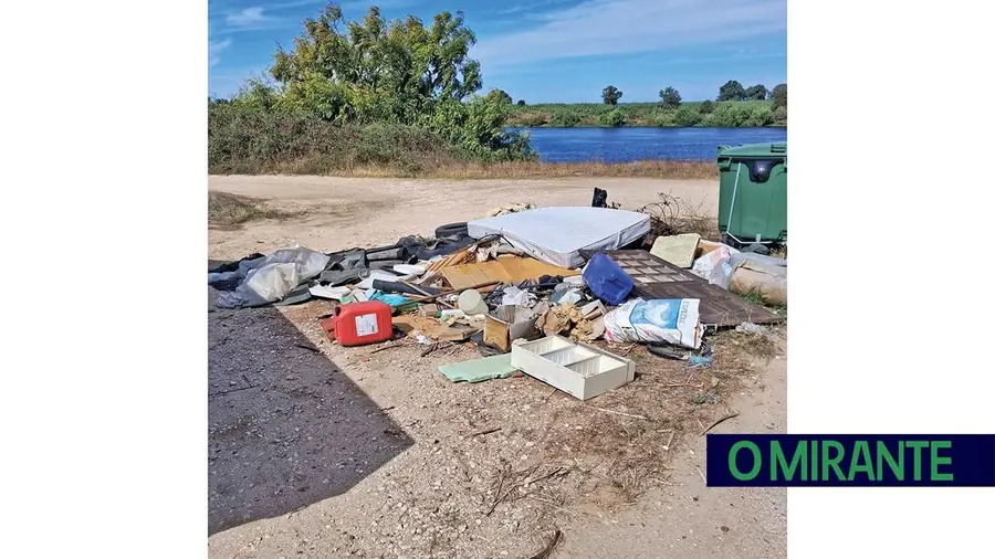 Colchões, sofás e restos de podas transformam espaços públicos em lixeiras na Chamusca