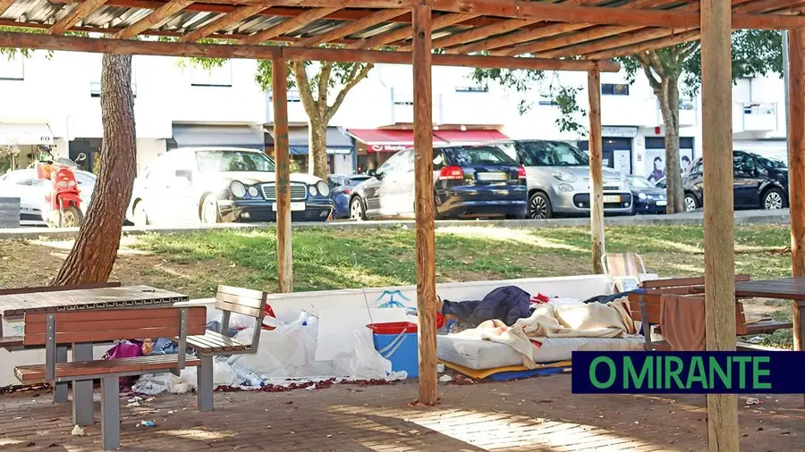 Sem-abrigo vive no Jardim de São Domingos e vizinhança reclama