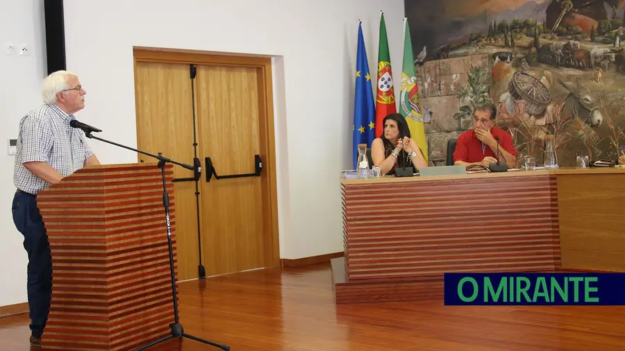 Contentor junto a habitação em Parceiros de Igreja gera queixas há mais de um ano