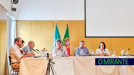 Diz o roto ao nu!