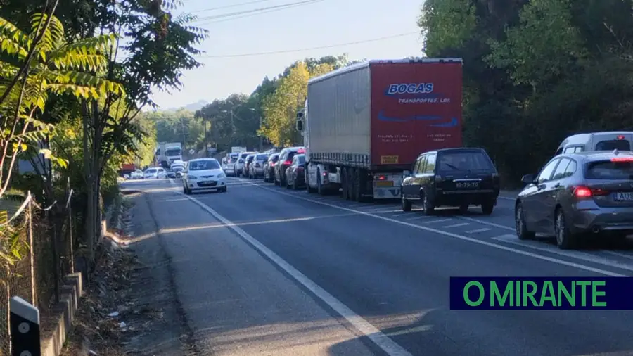 Ponte da Chamusca volta a obrigar condutores a esperas superiores a meia hora