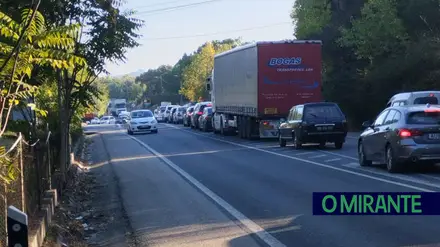 Ponte da Chamusca volta a obrigar condutores a esperas superiores a meia hora