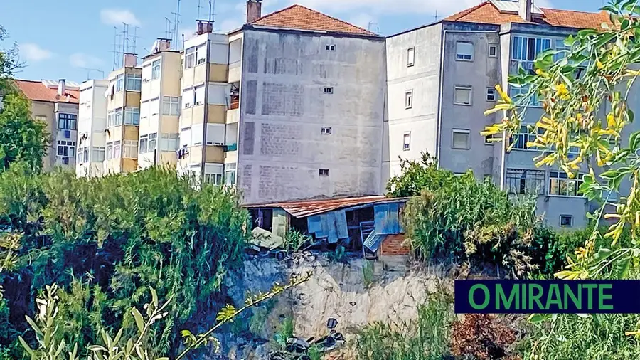 Barreira instável e sucata junto a prédios preocupam moradores em Santarém