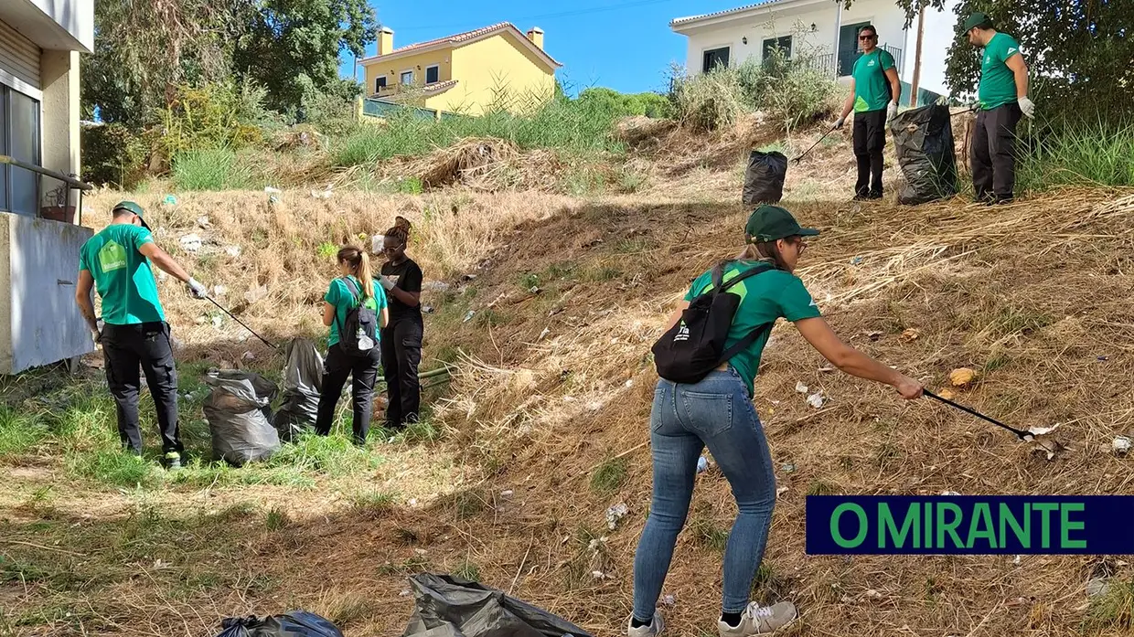 Voluntários limpam lixo no Bairro do Girão em Santarém