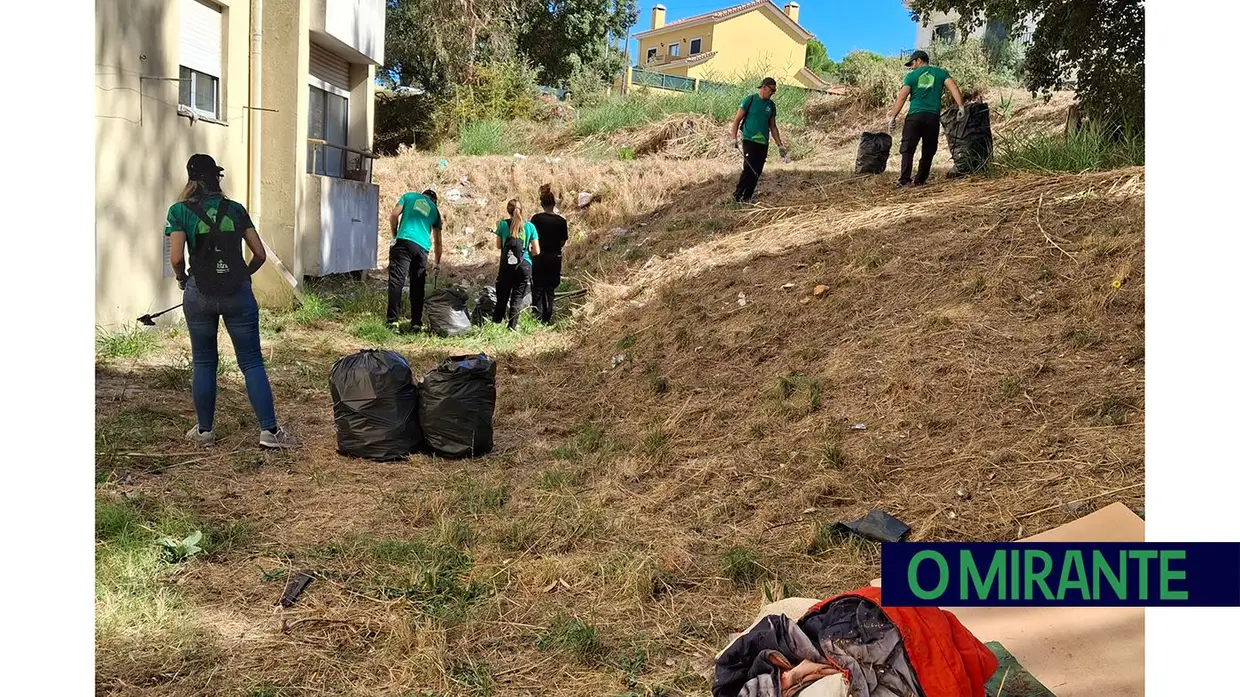Voluntários limpam lixo no Bairro do Girão em Santarém