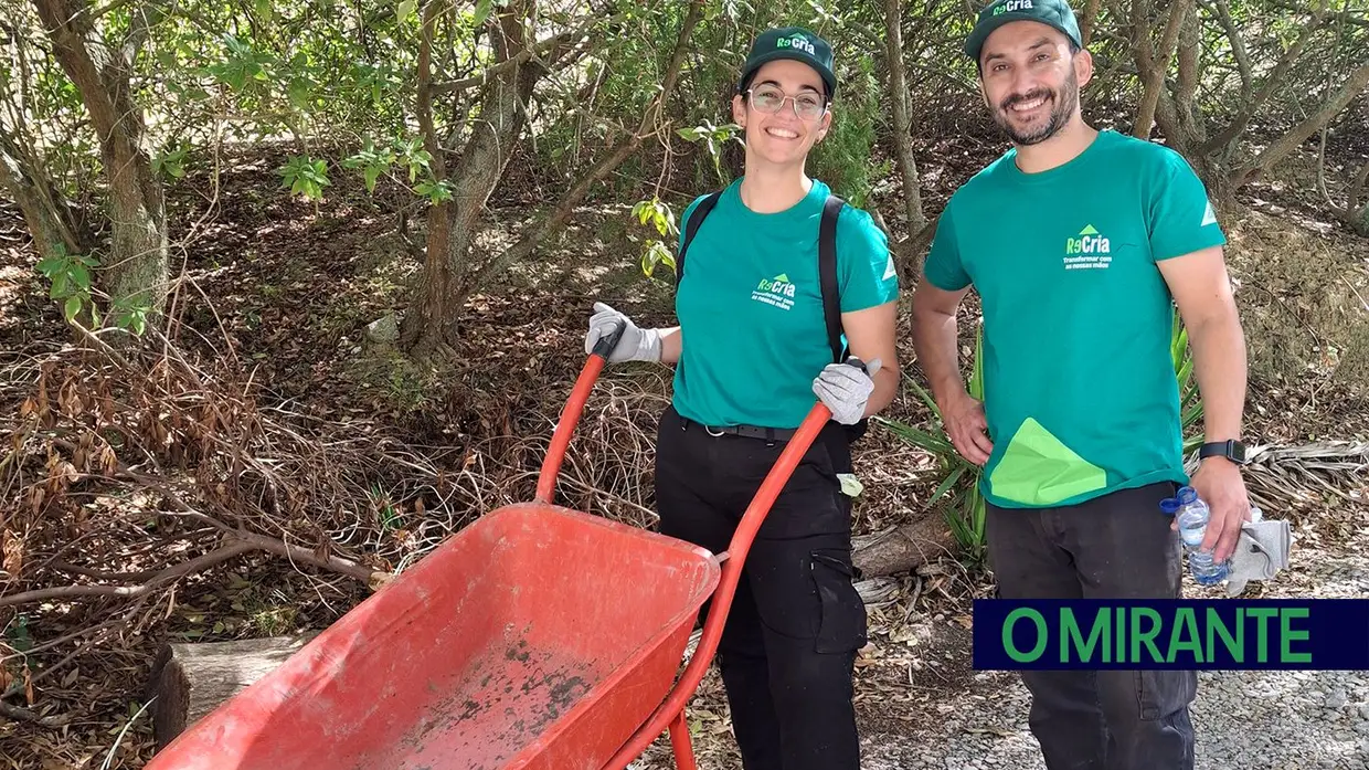 Voluntários limpam lixo no Bairro do Girão em Santarém