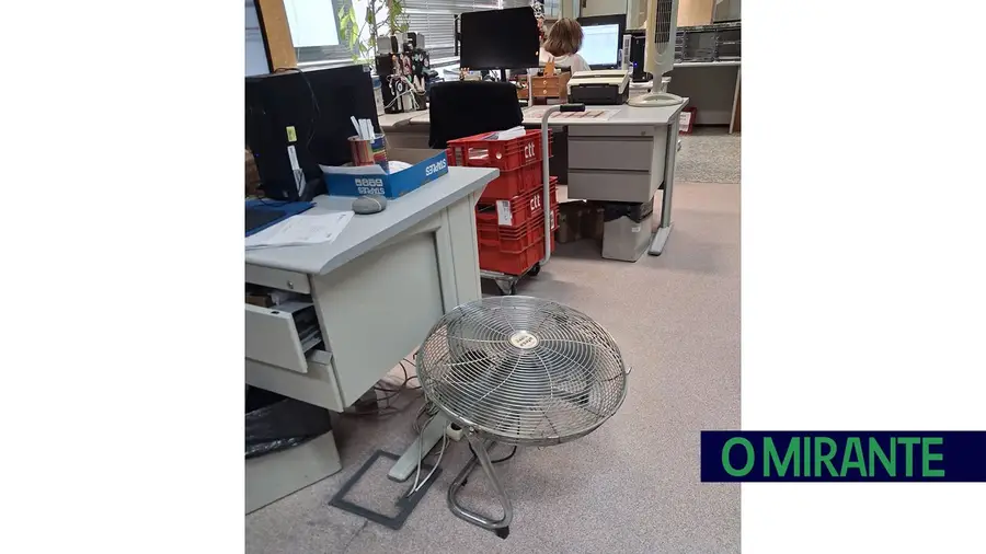 Sem ar condicionado são ventoinhas velhas que tentam combater calor dentro do Tribunal de Loures