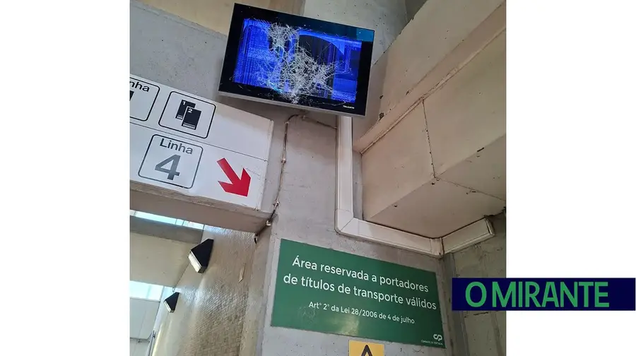 População indignada com vandalismo na estação da Póvoa