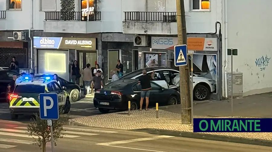 Automóvel destrói montra de estabelecimento em Samora Correia