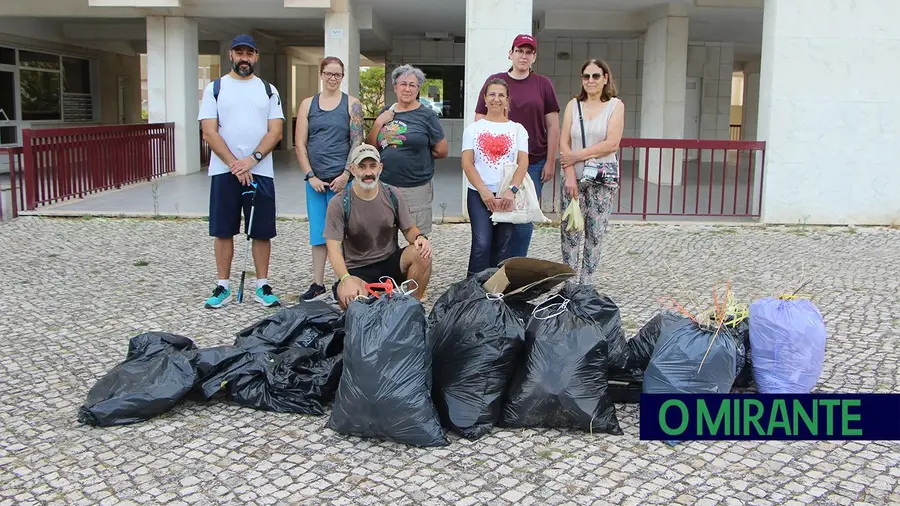 Moradores juntaram-se para apanhar lixo nas ruas da Póvoa de Sta. Iria