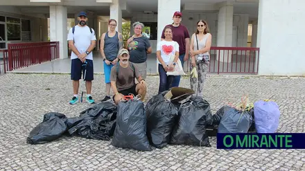 Moradores juntaram-se para apanhar lixo nas ruas da Póvoa de Sta. Iria