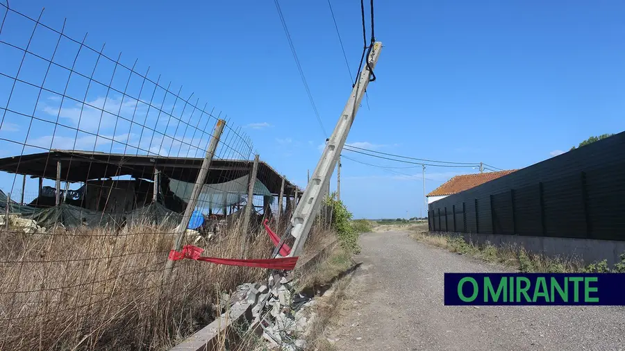 Poste suspenso por fios preocupa moradores em Alpiarça