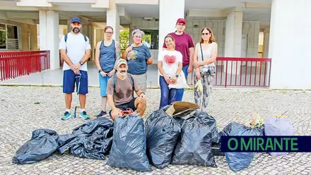 Moradores juntaram-se para apanhar lixo nas ruas da Póvoa de Santa Iria