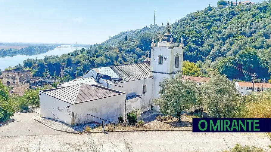 Ladrões estão a levar o telhado da Igreja de Alfange