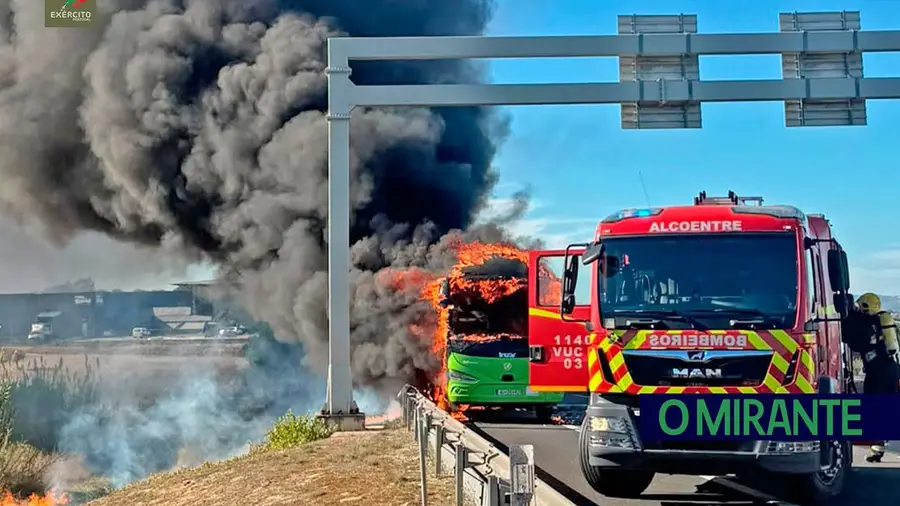 Autocarro incendeia-se na A1 em Aveiras de Cima e condiciona trânsito