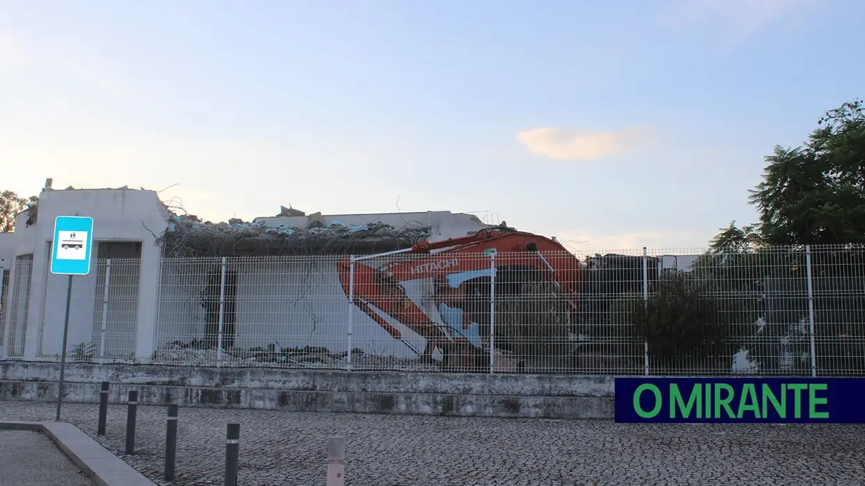 Já começou demolição da Escola Sophia de Mello Breyner no Entroncamento