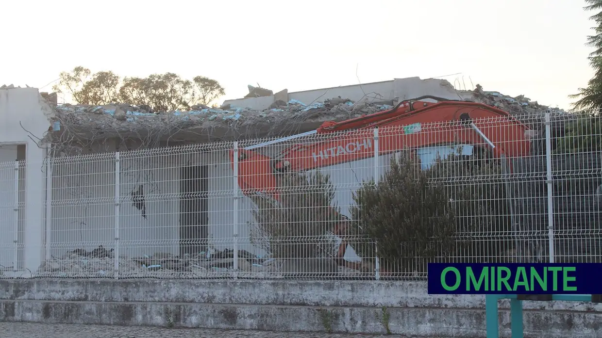 Já começou demolição da Escola Sophia de Mello Breyner no Entroncamento