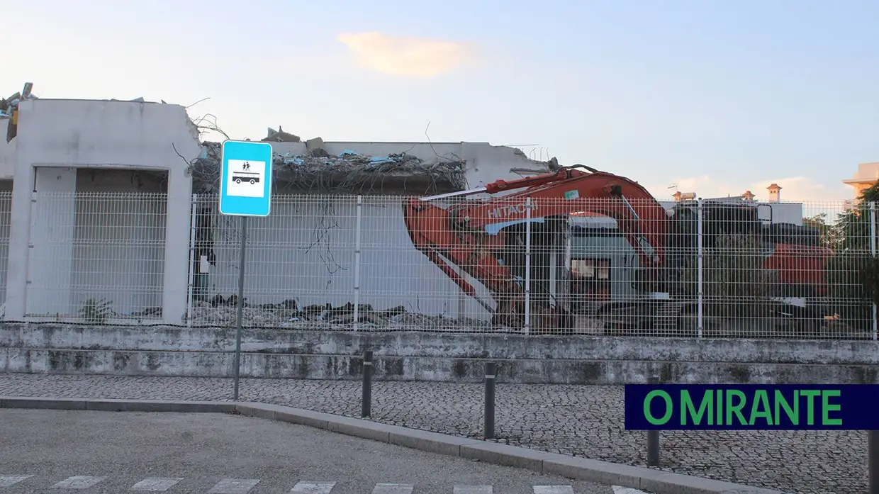 Já começou demolição da Escola Sophia de Mello Breyner no Entroncamento