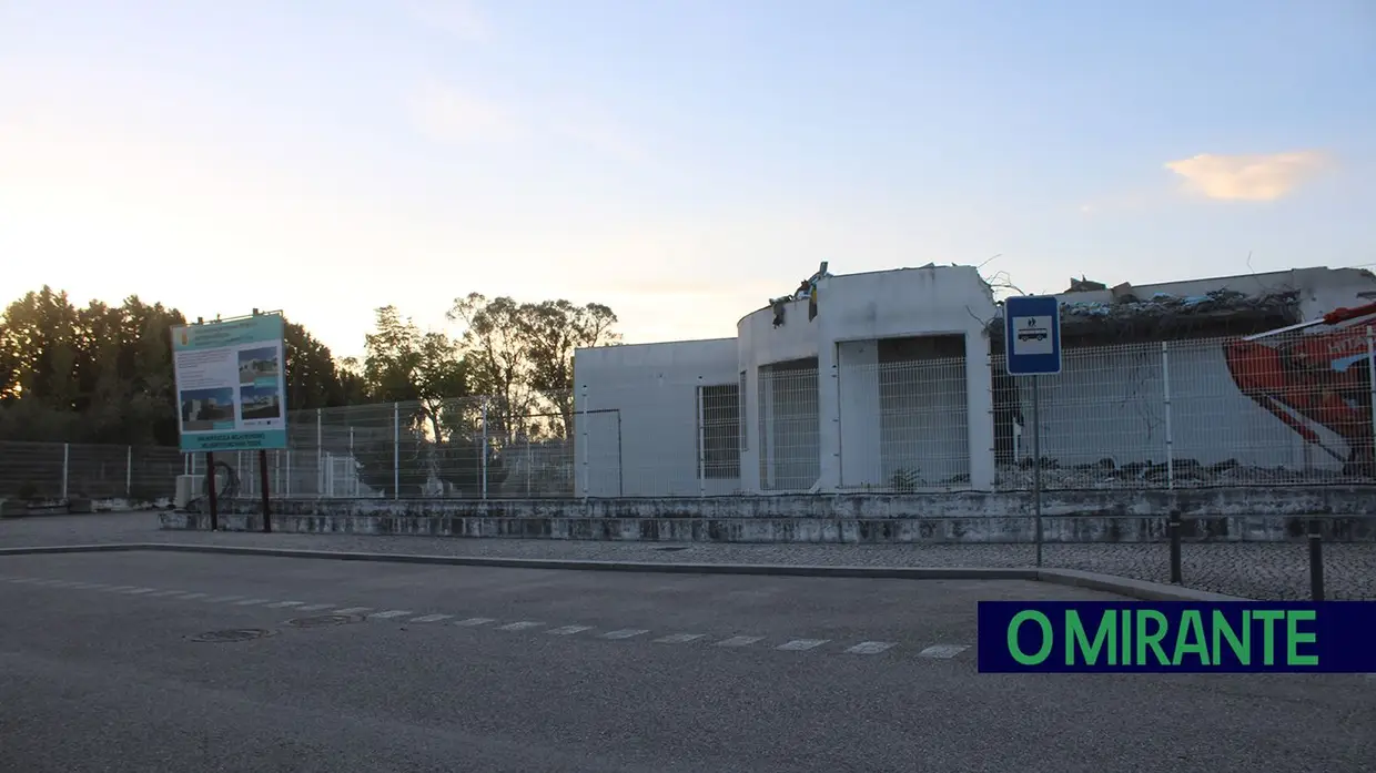 Já começou demolição da Escola Sophia de Mello Breyner no Entroncamento