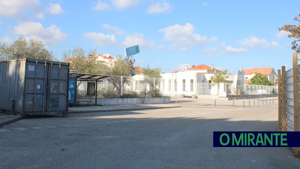 Já começou demolição da Escola Sophia de Mello Breyner no Entroncamento