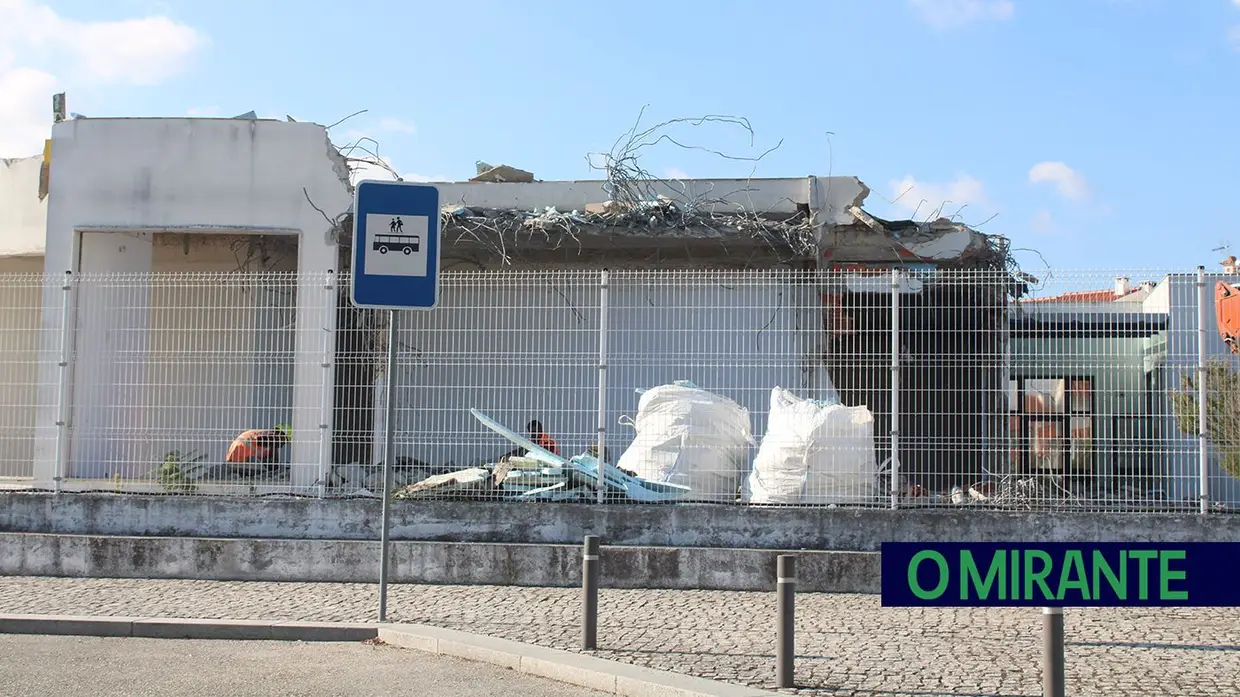Já começou demolição da Escola Sophia de Mello Breyner no Entroncamento