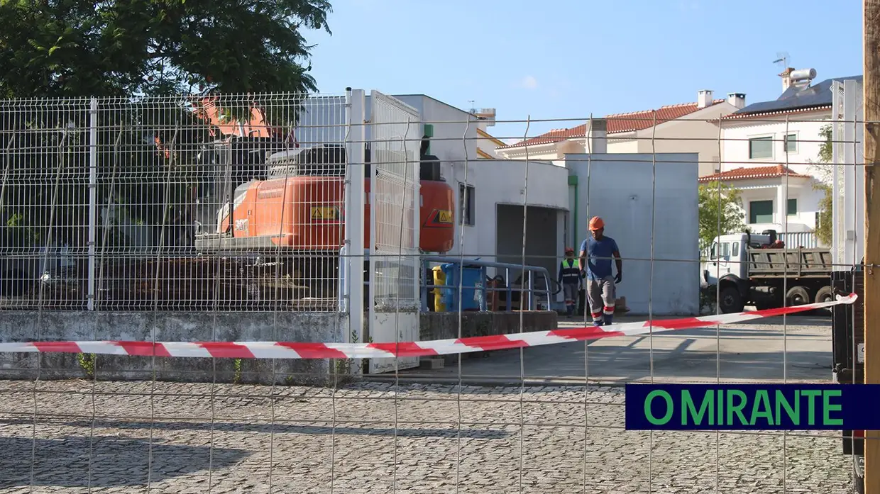 Já começou demolição da Escola Sophia de Mello Breyner no Entroncamento