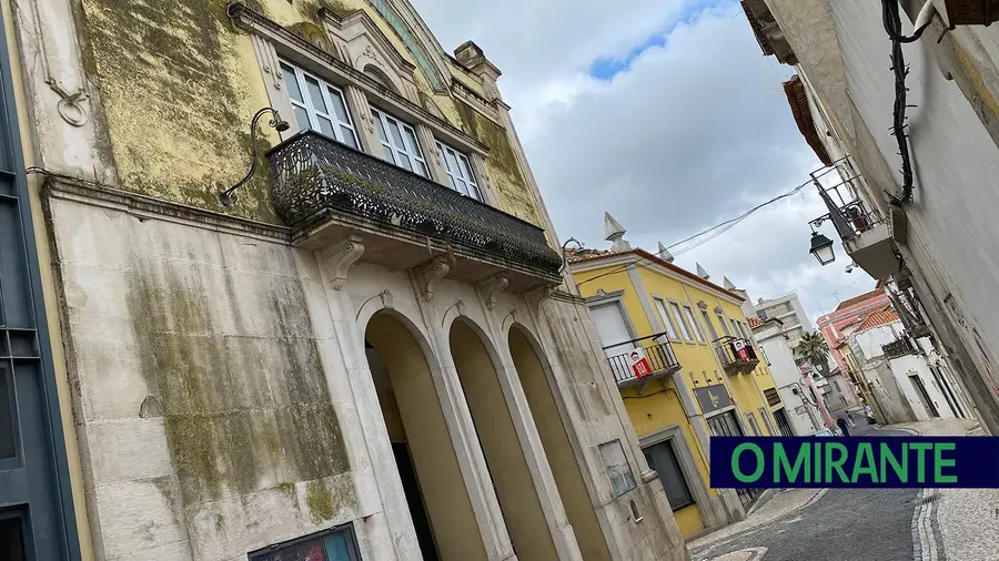 Fachada do Teatro Sá da Bandeira em Santarém a precisar de limpeza