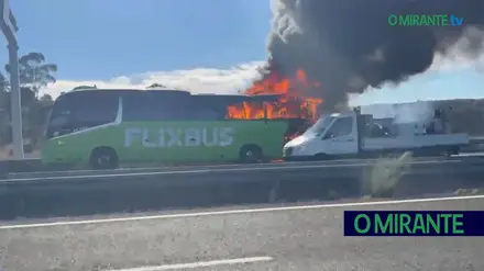 Autocarro em chamas na A1 junto à estação de serviço de Aveiras