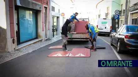 Rua histórica de Arruda dos Vinhos passou a ter lombas contra velocidade