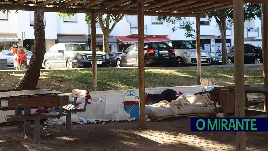Sem-abrigo que vivia num jardim de Santarém encaminhado para instituição