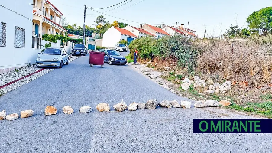 Moradores bloqueiam rua em Minde para exigir segurança após acidente com jovem de 16 anos