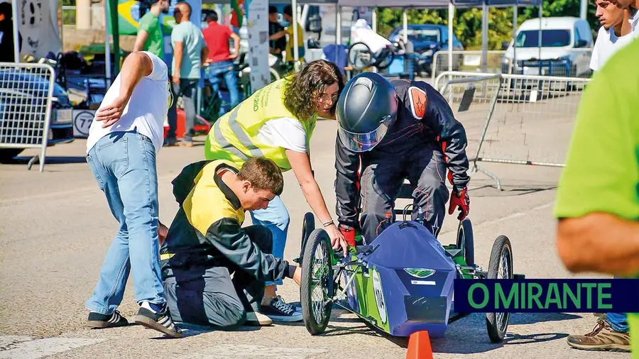 Alunos do Cartaxo ficam a um passo do pódio em competição internacional de carros eléctricos