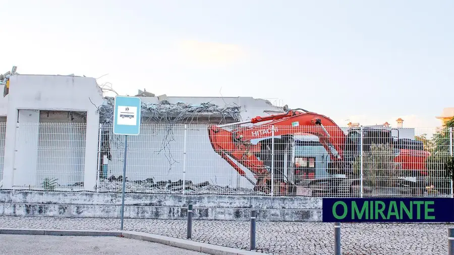 Demolição da Escola Sophia de Mello Breyner põe fim a cinco anos de impasse no Entroncamento