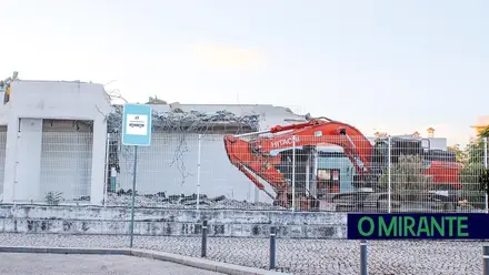 Demolição da Escola Sophia de Mello Breyner põe fim a cinco anos de impasse no Entroncamento