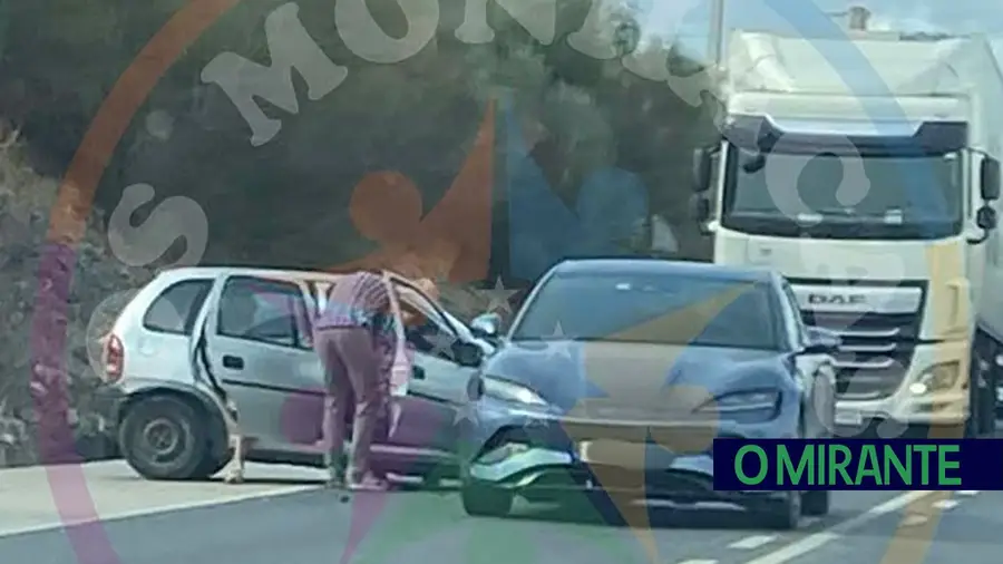 Acidente com quatro vítimas condiciona trânsito no Carregado