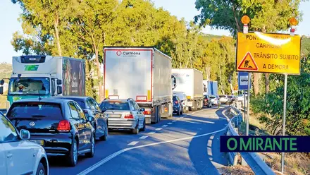 Filas na Recta do Cabo desesperam quem atravessa a Ponte Marechal Carmona