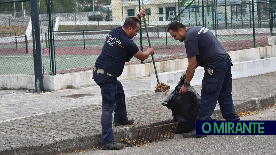 Protecção Civil de Mação limpa sarjetas e valetas para evitar inundações