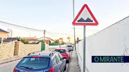 Um sinal de trânsito de peito feito no Porto Alto