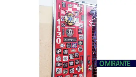 Bombeiros de Alverca removem autocolantes associados a grupos neonazis após denúncia