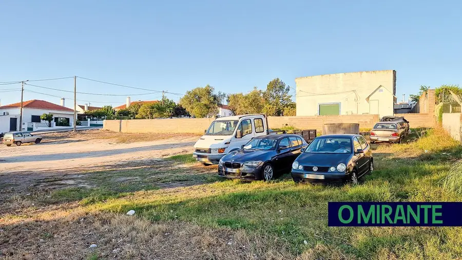 Carros para venda e viaturas abandonadas ocupam terreno municipal em Santo Antonino