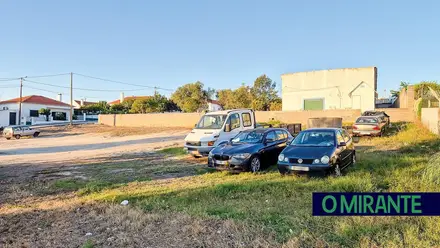 Carros para venda e viaturas abandonadas ocupam terreno municipal em Santo Antonino