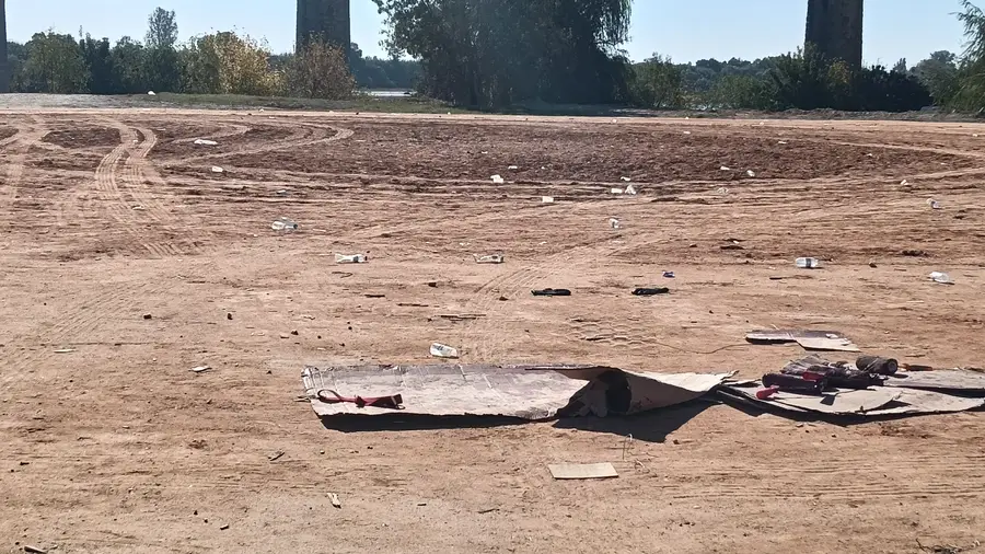 Já desmontaram a praça de toiros agora falta limpar o lixo