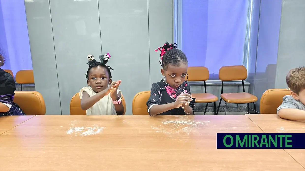 Seniores e crianças metem mãos na massa para manter viva a tradição na Chamusca