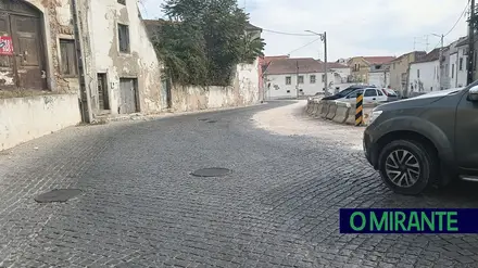Obras em rua da Ribeira de Santarém para facilitar a vida aos automobilistas