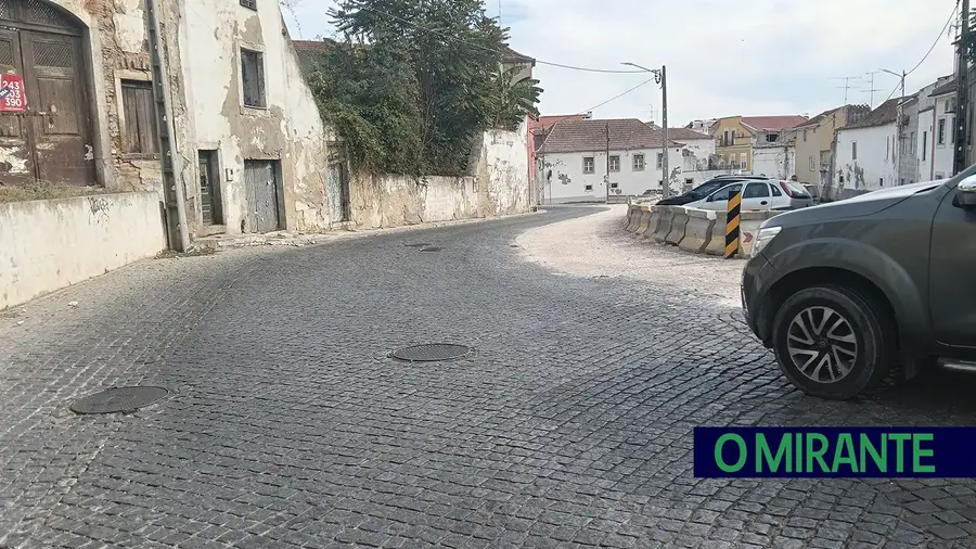 Obras em rua da Ribeira de Santarém para facilitar a vida aos automobilistas