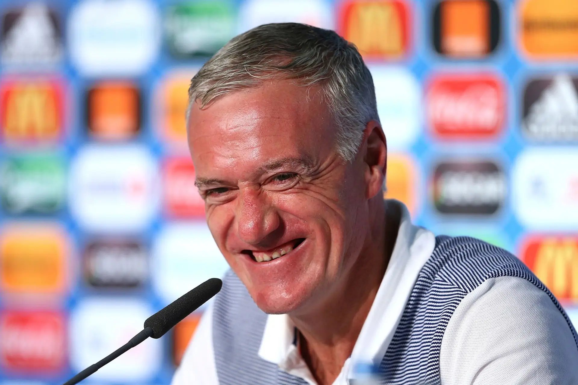 Didier Deschamps pode conseguir um feito inédito: ser campeão europeu enquanto treinador depois de já ter feito o mesmo enquanto jogador. "É sempre difícil ganhar um título, mais ainda com uma seleção, porque só há dois grandes títulos", disse o selecionador francês