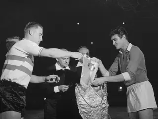 José Águas, do lado direito, em 1963, a trocar galhardetes com o capitão do Feyenoord